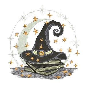 Puede incluir: Diseño bordado de un sombrero de bruja negro con hebilla dorada sobre una pila de libros verdes. Una luna creciente y estrellas doradas completan la escena, evocando la magia y el esoterismo.