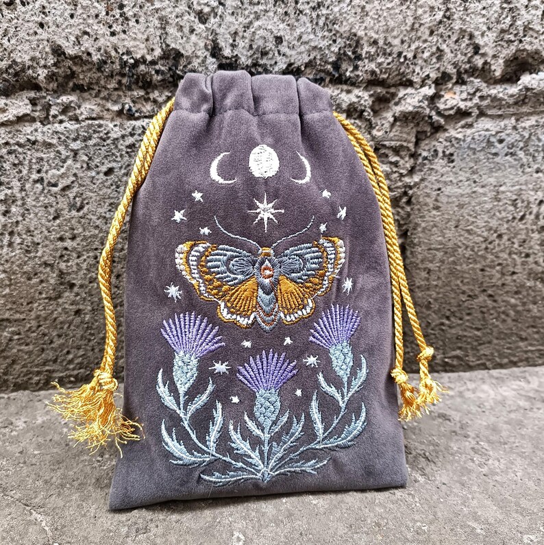 Bolsa de tarot de terciopelo grafito. Bolsa de tarot con bordado de cardo, mariposa y calavera. imagen 14