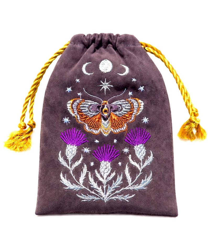 Bolsa de tarot de terciopelo grafito. Bolsa de tarot con bordado de cardo, mariposa y calavera. imagen 2