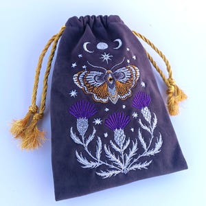 Bolsa de tarot de terciopelo grafito. Bolsa de tarot con bordado de cardo, mariposa y calavera. imagen 5