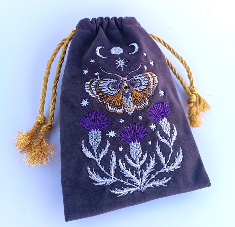 Bolsa de tarot de terciopelo grafito. Bolsa de tarot con bordado de cardo, mariposa y calavera. imagen 5