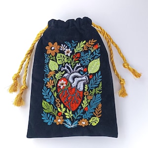 Preordine: 2-3 settimane! Borsa per tarocchi in velluto nero ricamato, con motivo floreale a cuore anatomico.