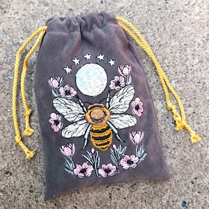 Bolsa de Tarot de Terciopelo Gris Grafito con Bordado de Abeja y Luna Bolsa de Cartas de Tarot de Terciopelo Bolsa de Cartas de Tarot de Terciopelo con Abeja Bordada