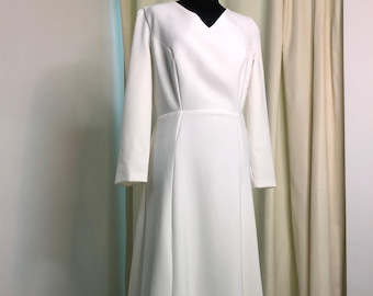 Vestido de novia color marfil con espalda abierta y crepé, mangas largas, falda trompeta con abertura, escote en V minimalista, personalizable.