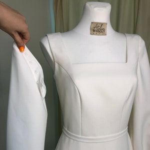 Vestido de novia con escote cuadrado, mangas desmontables, cola larga y botones, vestido de novia de corte trompeta color marfil con escote cuadrado y espalda cuadrada
