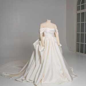 Elfenbein Mikado Brautkleid, königliche Eleganz, modernes Brautkleid, voluminöses Brautkleid, Off-Shoulder Ärmel, Hochzeitskleid Bild 12