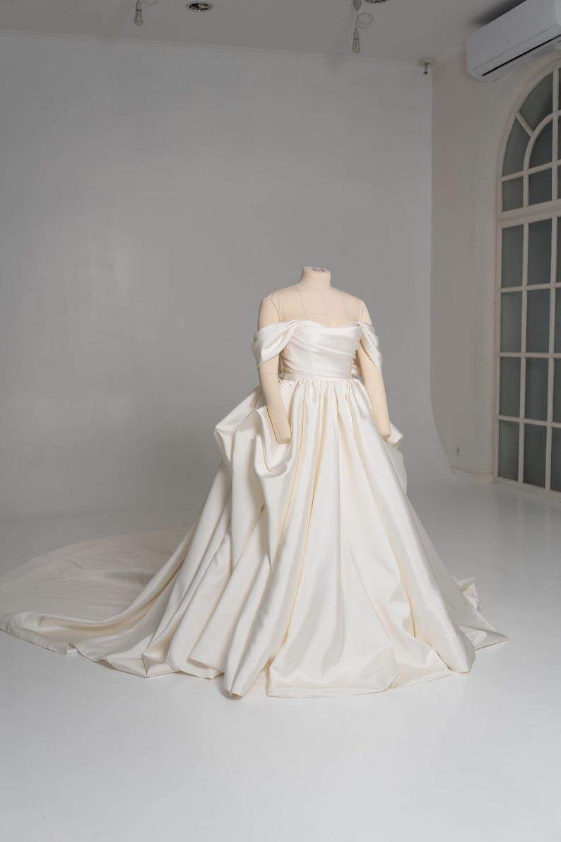 Elfenbein Mikado Brautkleid, königliche Eleganz, modernes Brautkleid, voluminöses Brautkleid, Off-Shoulder Ärmel, Hochzeitskleid Bild 12