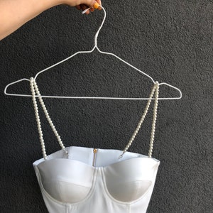 Weiß Damen Crop Top, Korsett mit Perlenriemen, weiße Party-Crop-Tops, handgefertigter Hochzeits-BH, Flitterwochen-Unterwäsche