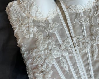 Haut corset en résille ivoire avec bonnets en satin, robe de mariée blanche avec laçage dans le dos, broderie de fleurs, corset lune de miel fabriqué sur commande