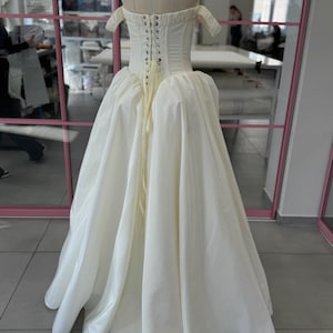 Langes Elfenbein Brautkleid, Taft Brautkleid nach Maß, Vintage inspiriertes Brautkleid für elegante Braut Bild 9