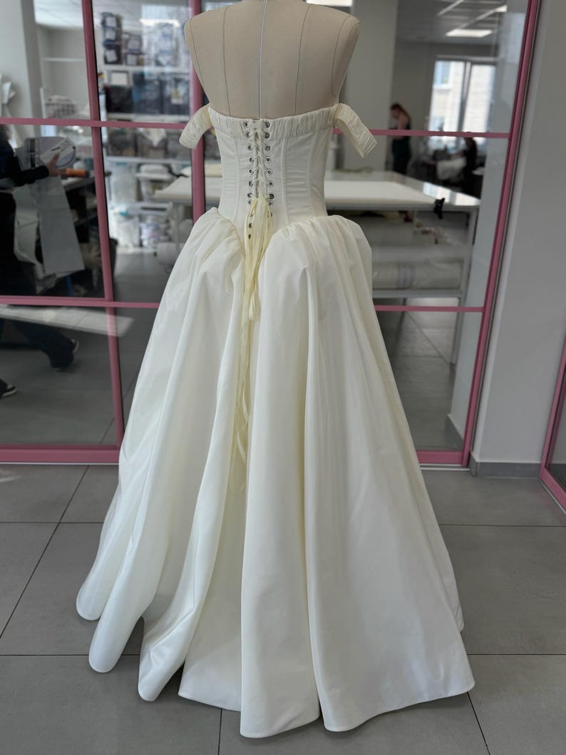 Langes Elfenbein Brautkleid, Taft Brautkleid nach Maß, Vintage inspiriertes Brautkleid für elegante Braut Bild 9