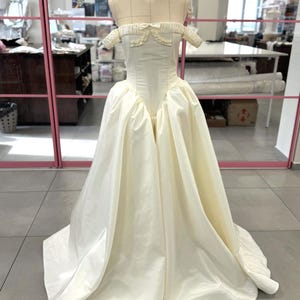 Langes Elfenbein Brautkleid, Taft Brautkleid nach Maß, Vintage inspiriertes Brautkleid für elegante Braut Bild 4