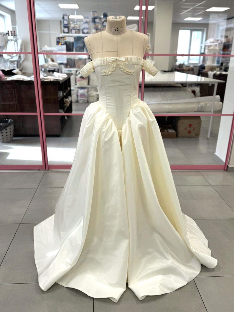 Langes Elfenbein Brautkleid, Taft Brautkleid nach Maß, Vintage inspiriertes Brautkleid für elegante Braut Bild 4