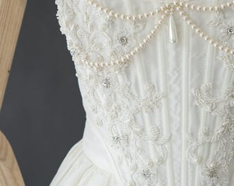 Set korsetrokken in renaissancestijl, lijfje van taft met kralen, bloemenborduurwerk, romantische vetersluiting, eerlijke renaissance-outfit