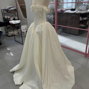Langes Elfenbein Brautkleid, Taft Brautkleid nach Maß, Vintage inspiriertes Brautkleid für elegante Braut Bild 10