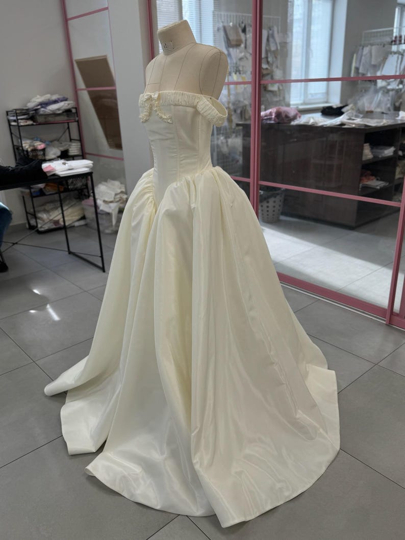 Langes Elfenbein Brautkleid, Taft Brautkleid nach Maß, Vintage inspiriertes Brautkleid für elegante Braut Bild 10