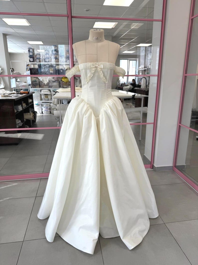 Langes Elfenbein Brautkleid, Taft Brautkleid nach Maß, Vintage inspiriertes Brautkleid für elegante Braut Bild 3