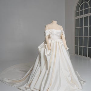 Elfenbein Mikado Brautkleid, königliche Eleganz, modernes Brautkleid, voluminöses Brautkleid, Off-Shoulder Ärmel, Hochzeitskleid Bild 9