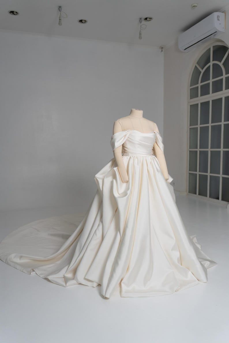 Elfenbein Mikado Brautkleid, königliche Eleganz, modernes Brautkleid, voluminöses Brautkleid, Off-Shoulder Ärmel, Hochzeitskleid Bild 9