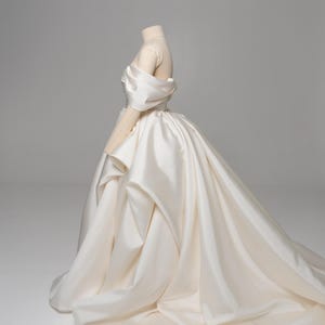 Elfenbein Mikado Brautkleid, königliche Eleganz, modernes Brautkleid, voluminöses Brautkleid, Off-Shoulder Ärmel, Hochzeitskleid Bild 17
