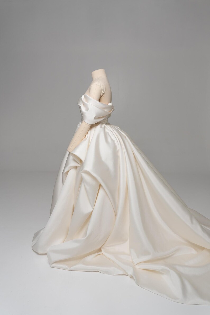 Elfenbein Mikado Brautkleid, königliche Eleganz, modernes Brautkleid, voluminöses Brautkleid, Off-Shoulder Ärmel, Hochzeitskleid Bild 17