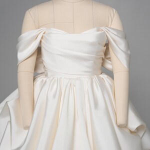 Elfenbein Mikado Brautkleid, königliche Eleganz, modernes Brautkleid, voluminöses Brautkleid, Off-Shoulder Ärmel, Hochzeitskleid Bild 10