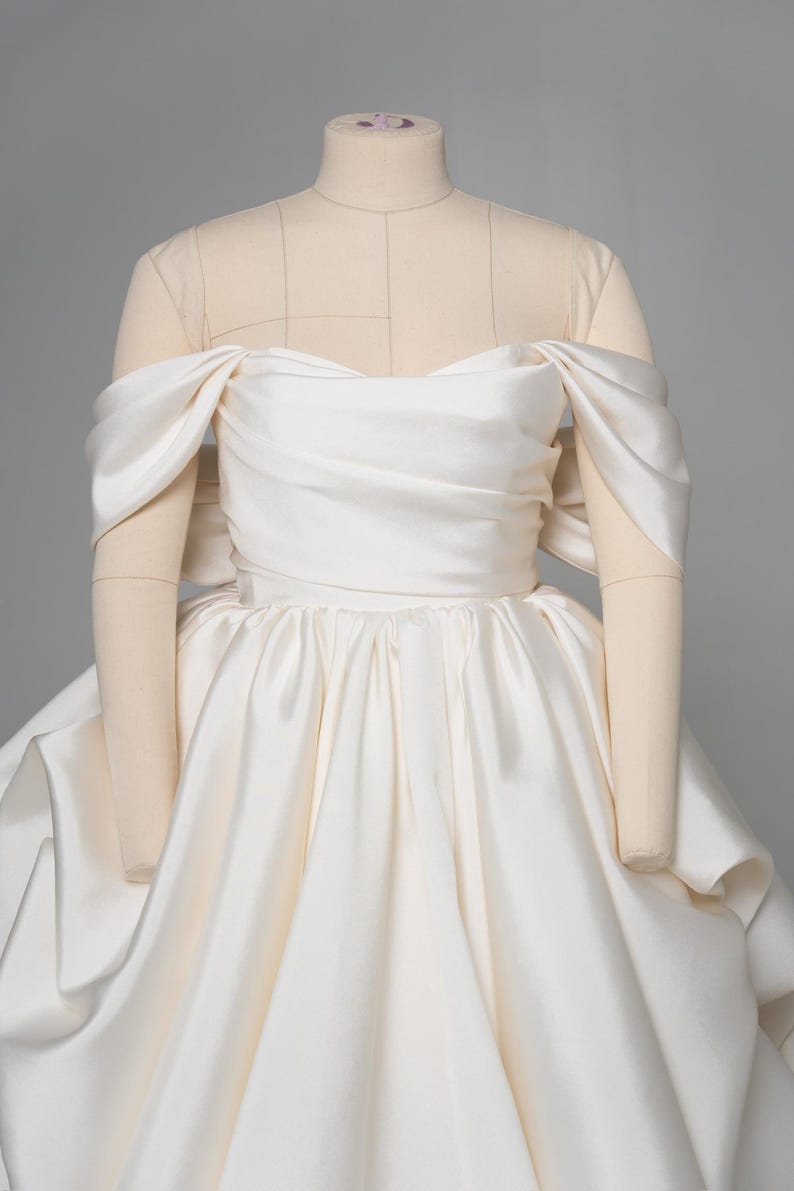 Elfenbein Mikado Brautkleid, königliche Eleganz, modernes Brautkleid, voluminöses Brautkleid, Off-Shoulder Ärmel, Hochzeitskleid Bild 10