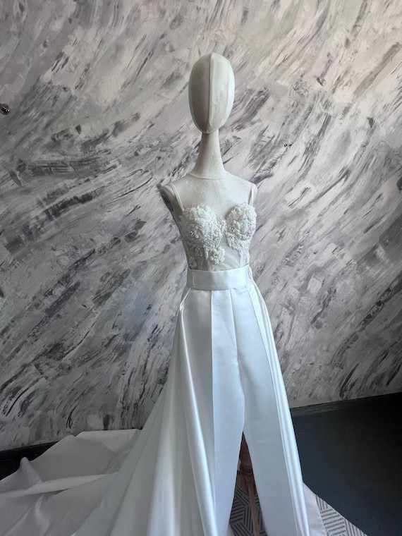 Ensemble robe de mariée, traine jupe amovible en satin et pantalon