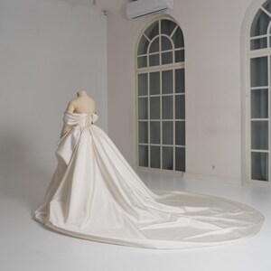 Elfenbein Mikado Brautkleid, königliche Eleganz, modernes Brautkleid, voluminöses Brautkleid, Off-Shoulder Ärmel, Hochzeitskleid Bild 14