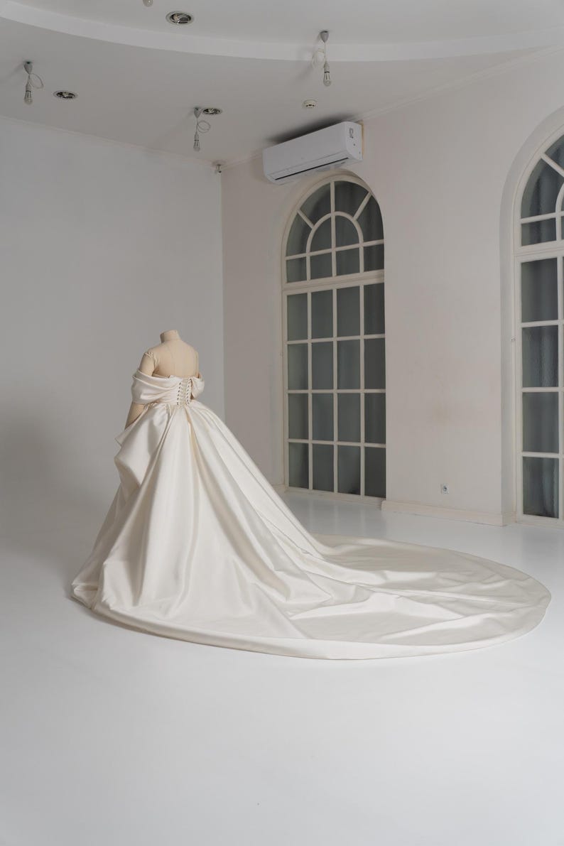 Elfenbein Mikado Brautkleid, königliche Eleganz, modernes Brautkleid, voluminöses Brautkleid, Off-Shoulder Ärmel, Hochzeitskleid Bild 14