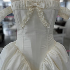 Langes Elfenbein Brautkleid, Taft Brautkleid nach Maß, Vintage inspiriertes Brautkleid für elegante Braut Bild 1