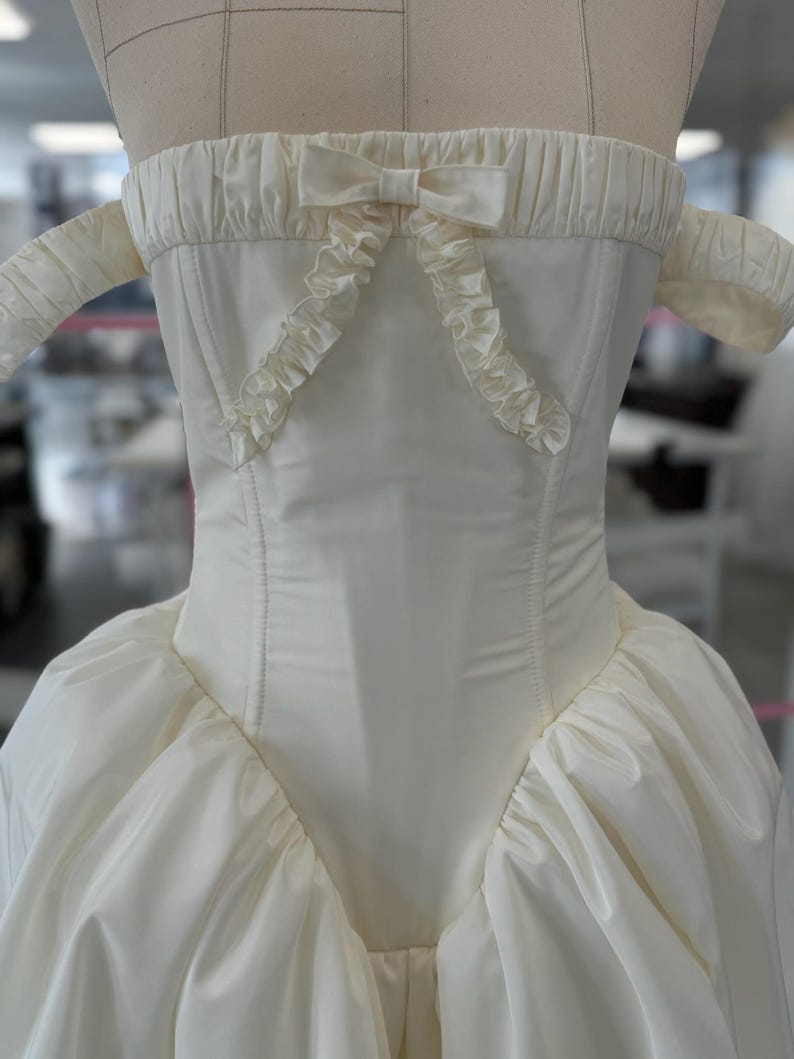 Langes Elfenbein Brautkleid, Taft Brautkleid nach Maß, Vintage inspiriertes Brautkleid für elegante Braut Bild 1
