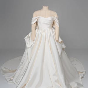 Elfenbein Mikado Brautkleid, königliche Eleganz, modernes Brautkleid, voluminöses Brautkleid, Off-Shoulder Ärmel, Hochzeitskleid Bild 3