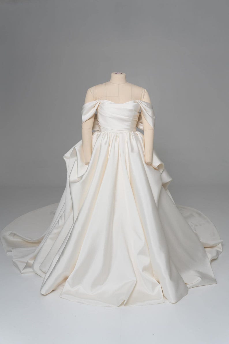 Elfenbein Mikado Brautkleid, königliche Eleganz, modernes Brautkleid, voluminöses Brautkleid, Off-Shoulder Ärmel, Hochzeitskleid Bild 3
