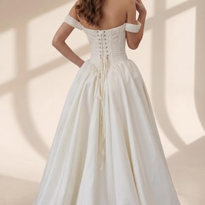 Langes Elfenbein Brautkleid, Taft Brautkleid nach Maß, Vintage inspiriertes Brautkleid für elegante Braut Bild 2