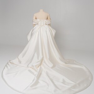 Elfenbein Mikado Brautkleid, königliche Eleganz, modernes Brautkleid, voluminöses Brautkleid, Off-Shoulder Ärmel, Hochzeitskleid Bild 16