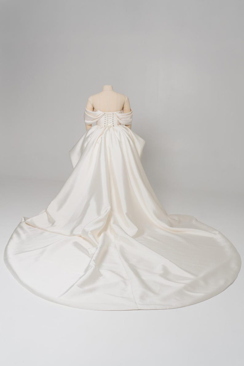 Elfenbein Mikado Brautkleid, königliche Eleganz, modernes Brautkleid, voluminöses Brautkleid, Off-Shoulder Ärmel, Hochzeitskleid Bild 16