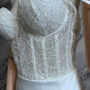 Korte ivoorbloem kant verlovingsfeestjurk, verwijderbare gezwollen lange mouwen, korset trouwjurk, op maat gemaakte op maat gemaakte jurk