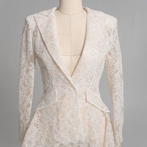 Ivoorkleurig kanten pak, kanten jasje en uitlopende broek, tweedelige damesset, elegante outfit, formeel pak voor vrouwen