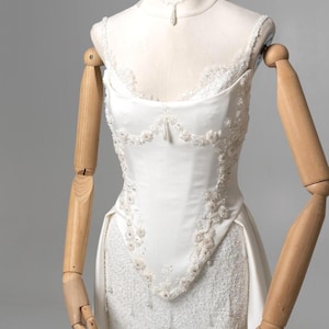 Elfenbeinfarbenes Spitzen Minikleid Set mit bestickter Korsage und abnehmbarer Satin Schleppe, dreiteiliges Brautoutfit