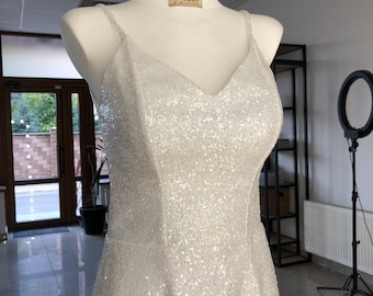 Abito da sposa avorio scintillante con perline e bolero, abito da sposa a trapezio con spalline sottili, scollo a V profondo e schiena scoperta.