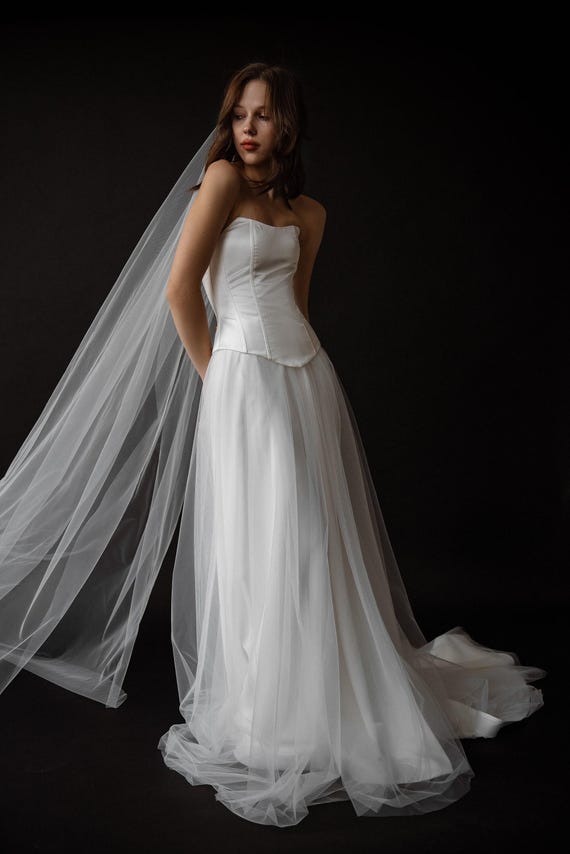 Simple Sheer White Long Veil, Classic Wedding Veil, Bridal  display picture 3