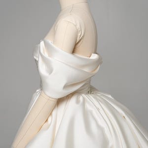 Elfenbein Mikado Brautkleid, königliche Eleganz, modernes Brautkleid, voluminöses Brautkleid, Off-Shoulder Ärmel, Hochzeitskleid Bild 18