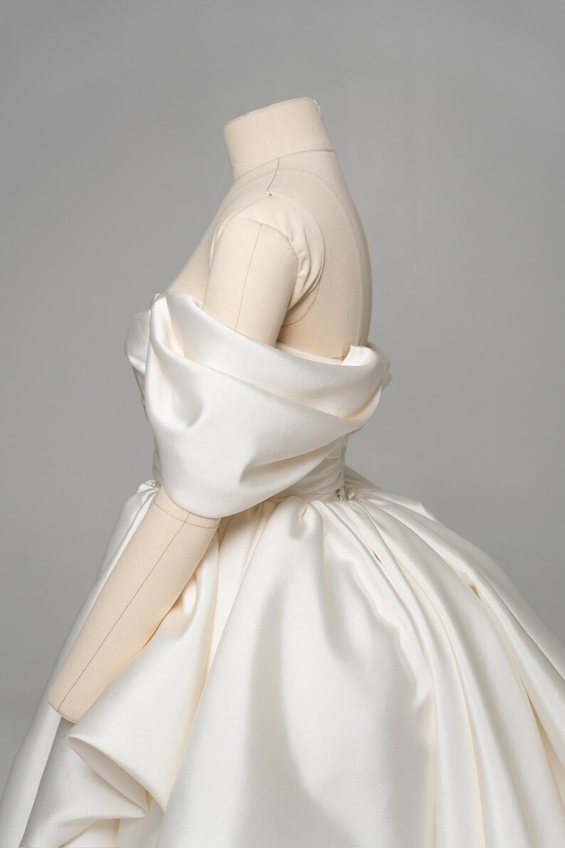 Elfenbein Mikado Brautkleid, königliche Eleganz, modernes Brautkleid, voluminöses Brautkleid, Off-Shoulder Ärmel, Hochzeitskleid Bild 18
