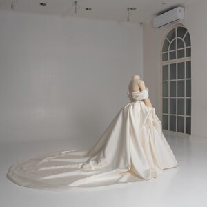 Elfenbein Mikado Brautkleid, königliche Eleganz, modernes Brautkleid, voluminöses Brautkleid, Off-Shoulder Ärmel, Hochzeitskleid Bild 13