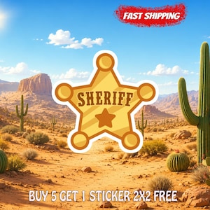 Op de afbeelding: Een gele, vijfhoekige sheriffster-sticker met een witte rand. Het embleem bevat het woord SHERIFF in donkerbruine letters boven een kleine ster. De afbeelding bevat de tekst FAST SHIPPING en BUY 5 GET 1 STICKER 2X2 FREE.