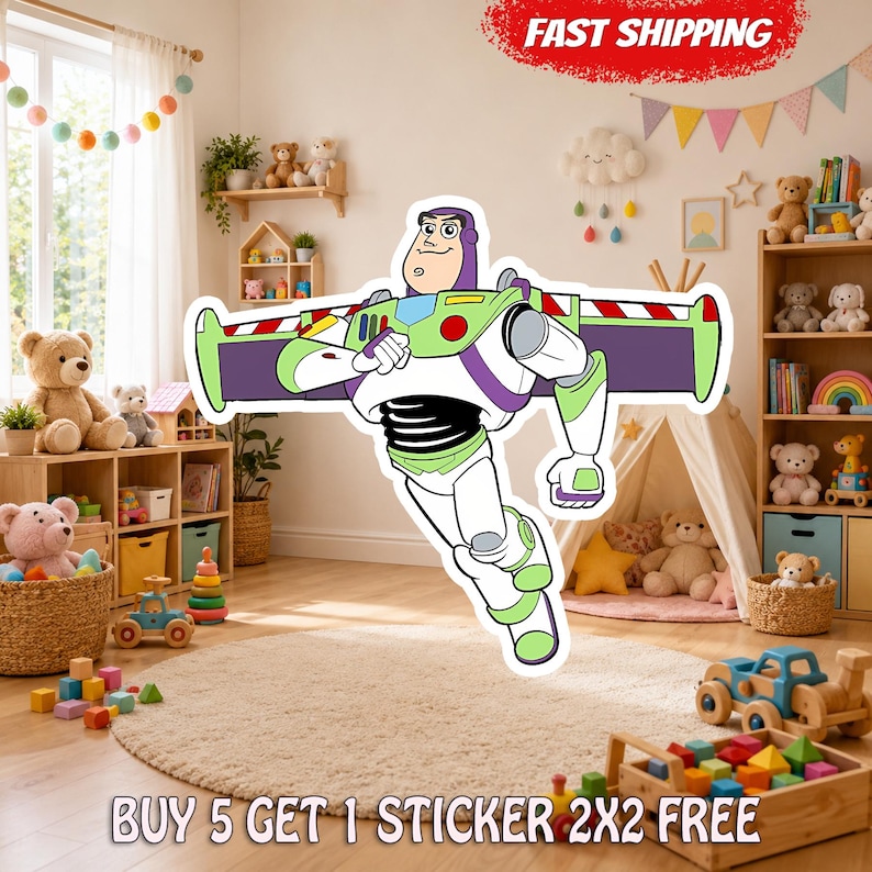 Op de afbeelding: Een gestanste vinylsticker met het personage Buzz Lightyear in zijn iconische witte, groene en paarse ruimtepak met uitgestrekte vleugels. Het personage is afgebeeld in een dynamische vlieghouding met een vastberaden uitdrukking.