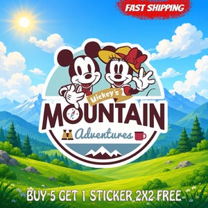 Op de afbeelding: Een ronde sticker met Mickey en Minnie Mouse boven de tekst Mickey's Mountain Adventures, een kompas, een verrekijker en een mok. De achtergrond toont een zonnig berglandschap met groene heuvels en een blauwe lucht.