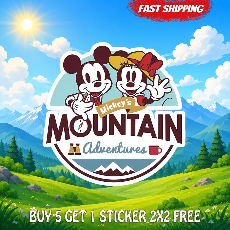 Op de afbeelding: Een ronde sticker met Mickey en Minnie Mouse boven de tekst Mickey's Mountain Adventures, een kompas, een verrekijker en een mok. De achtergrond toont een zonnig berglandschap met groene heuvels en een blauwe lucht.