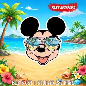 K&ouml;nnte beinhalten: Ein Aufkleber mit dem Kopf einer Cartoon-Maus, die eine gro&szlig;e Sonnenbrille tr&auml;gt, in deren Gl&auml;sern sich ein Strand spiegelt. Die Maus hat schwarze Ohren, ein beiges Gesicht und ein breites L&auml;cheln vor einem Hintergrund mit tropischem Strand.